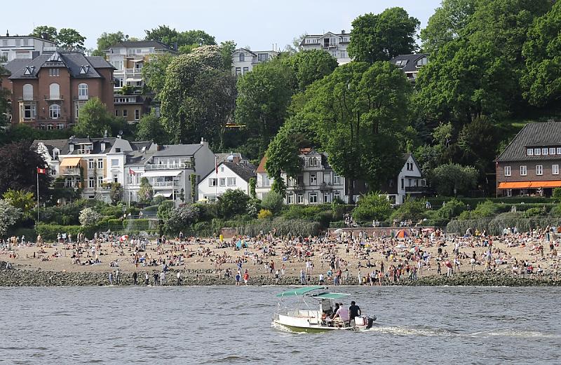 372_5595 Menschen am Strand von Oevelgönne - Häuser am Elbweg. | Oevelgoenne + Elbstrand.